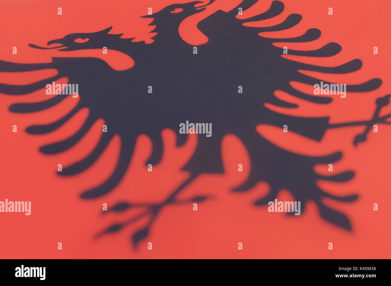 Immagine astratta di un frammento della bandiera dell'Albania. Foto Stock