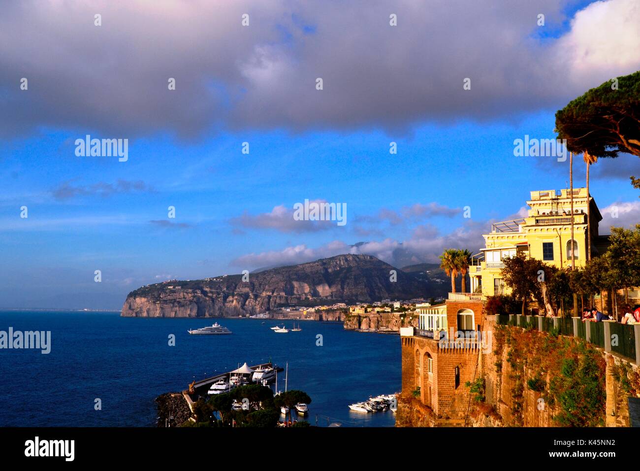 Bellissima vista di Sorrento, Italia dalla scogliera di marina s. francesco Foto Stock