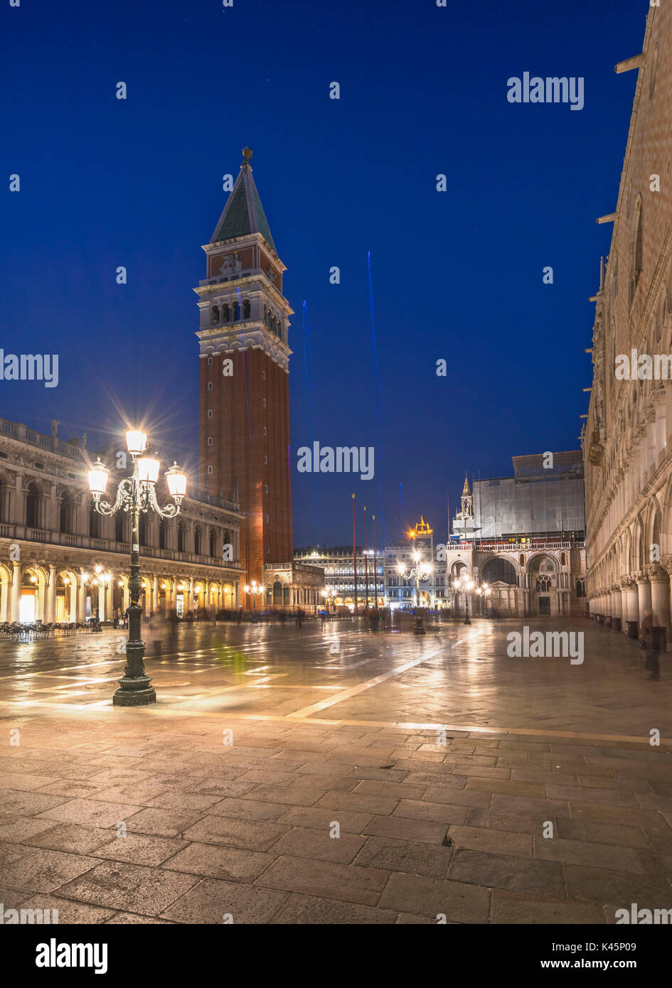 Piazza San Marco, Venezia, Italia. Il Campanile di San Marco di sera, Foto Stock