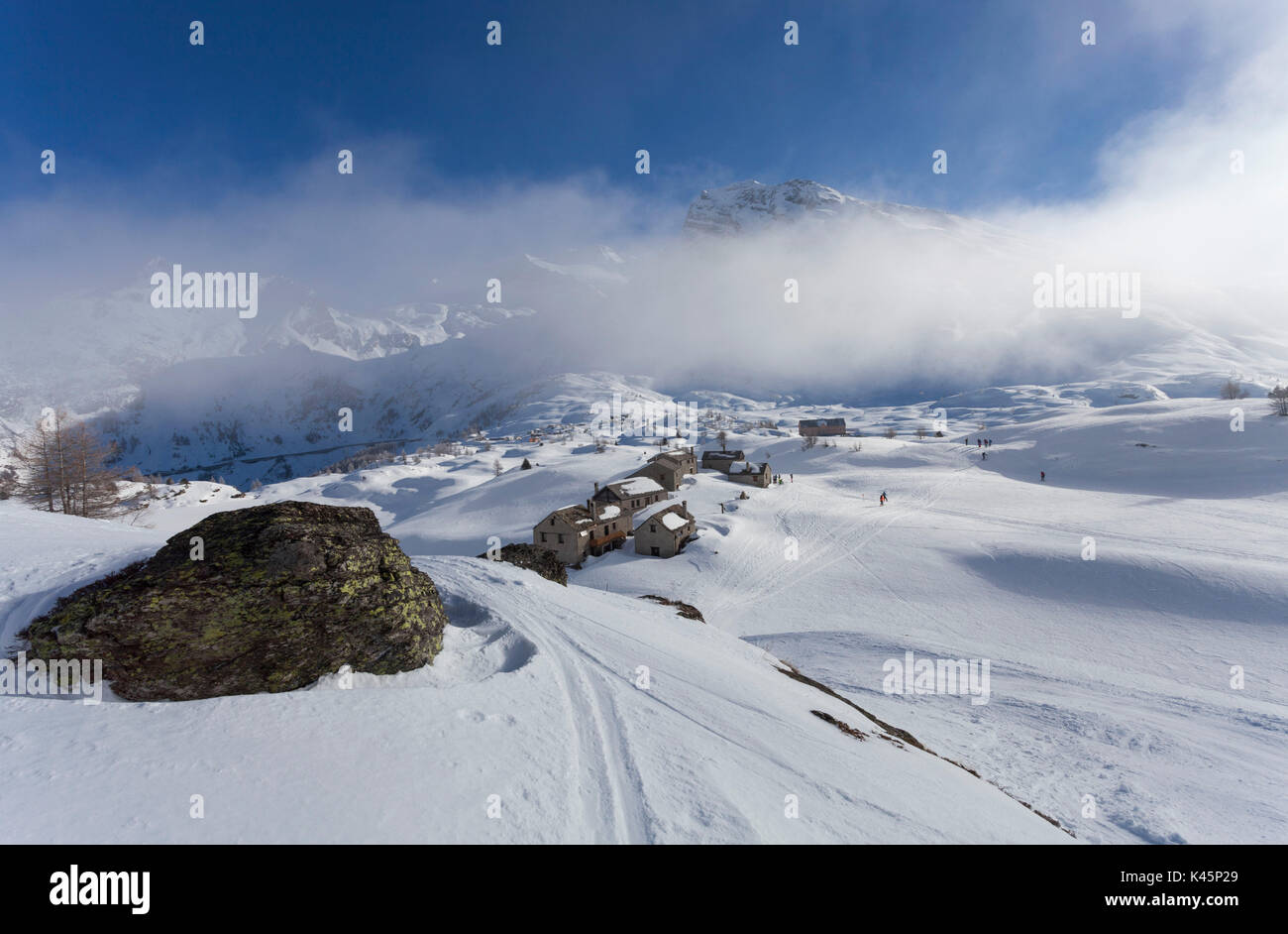 Passo del Sempione, Canton Vallese, Svizzera. Le capanne del villaggio di Hopsche. Foto Stock