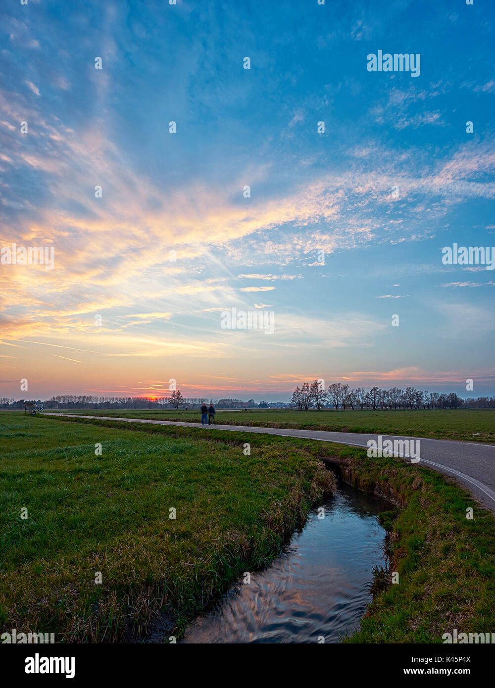 Valle Po Lacchiarella, Lombardia. Un gruppo di persone che attraversano la campagna Foto Stock