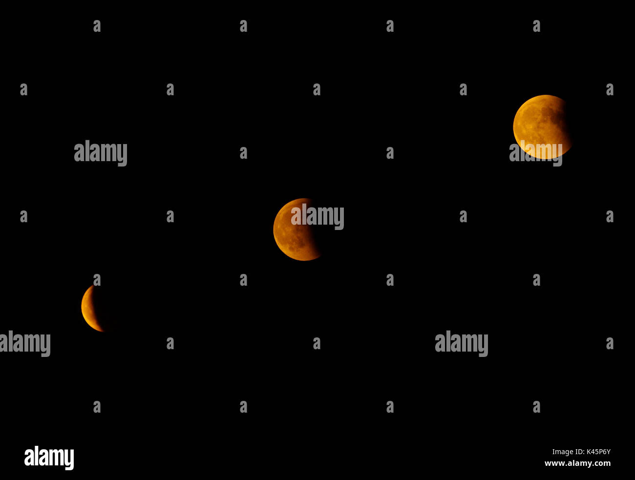 La luna rossa lascia il suo cono di ombra. Fenomeno riassume in tre fasi durante l'eclisse totale di luna il 15 giugno 2011. Foto Stock