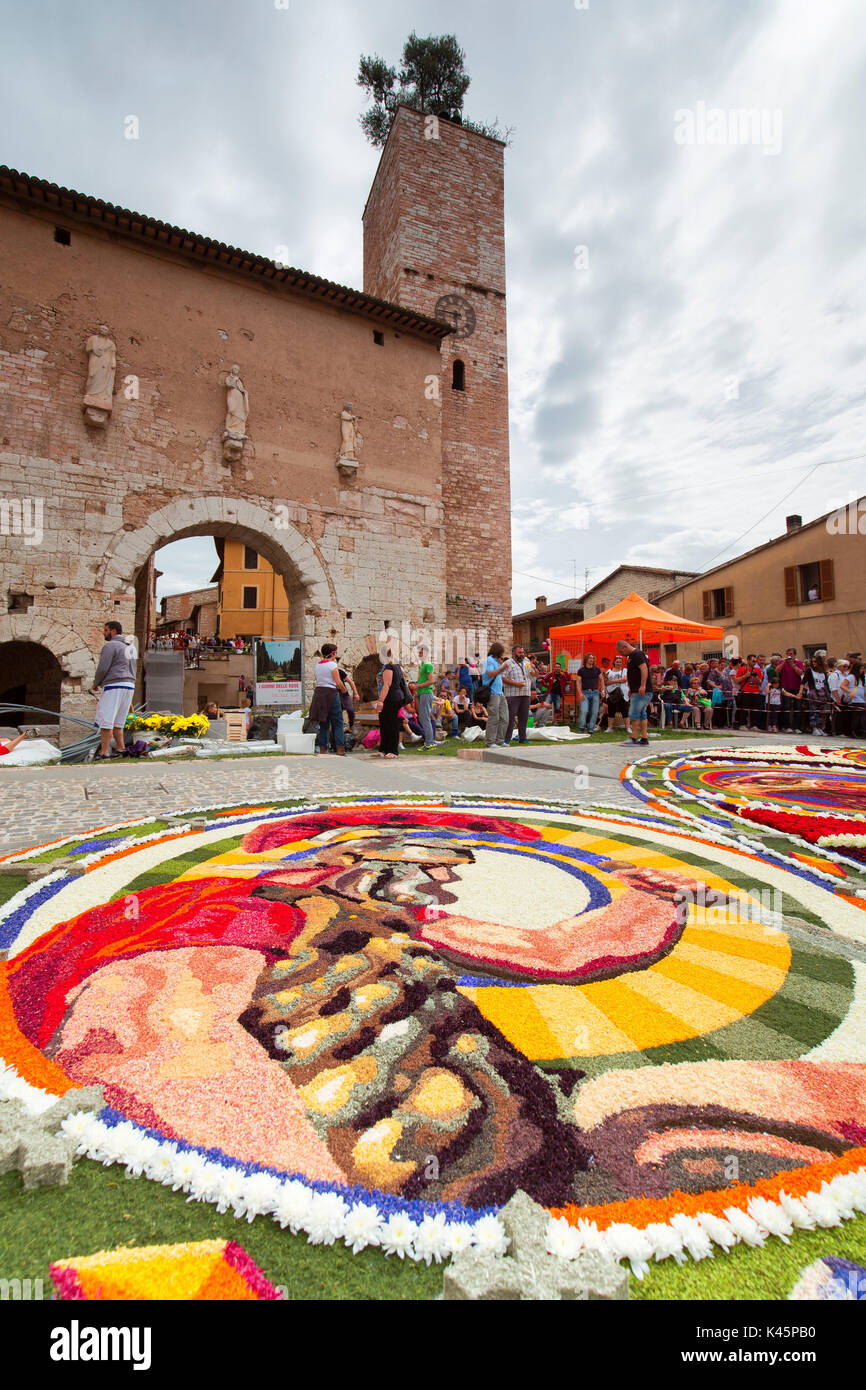 L'Europa, Umbria, Italia, comprensorio di Perugia Spello. Artistico figure sacre realizzato con fiori in occasione del Corpus Domini Foto Stock