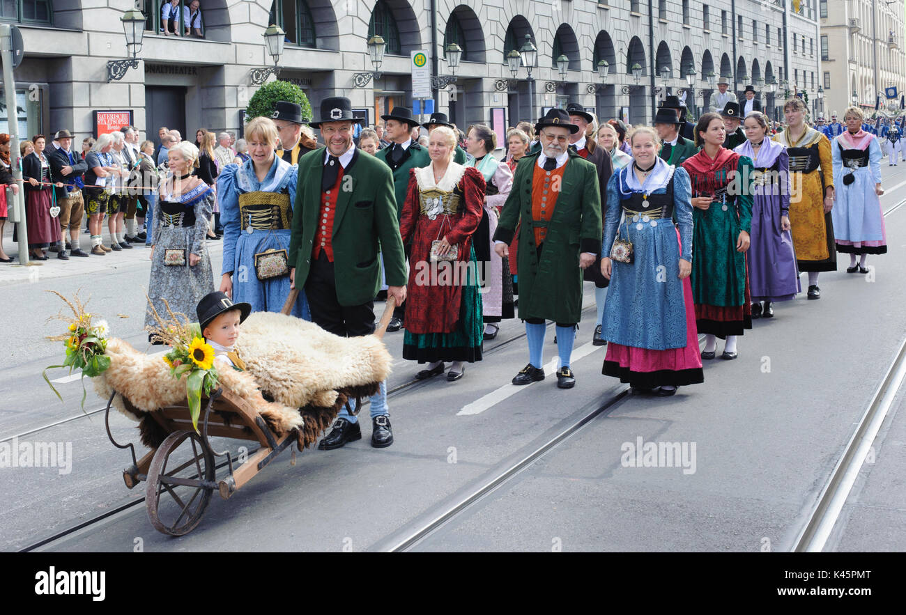 L'Oktoberfest a Monaco di Baviera è il mondo più grande festa della birra e all'apertura pubblica parade 9000 partecipanti prendono posto con bande musicali e cavalli Foto Stock