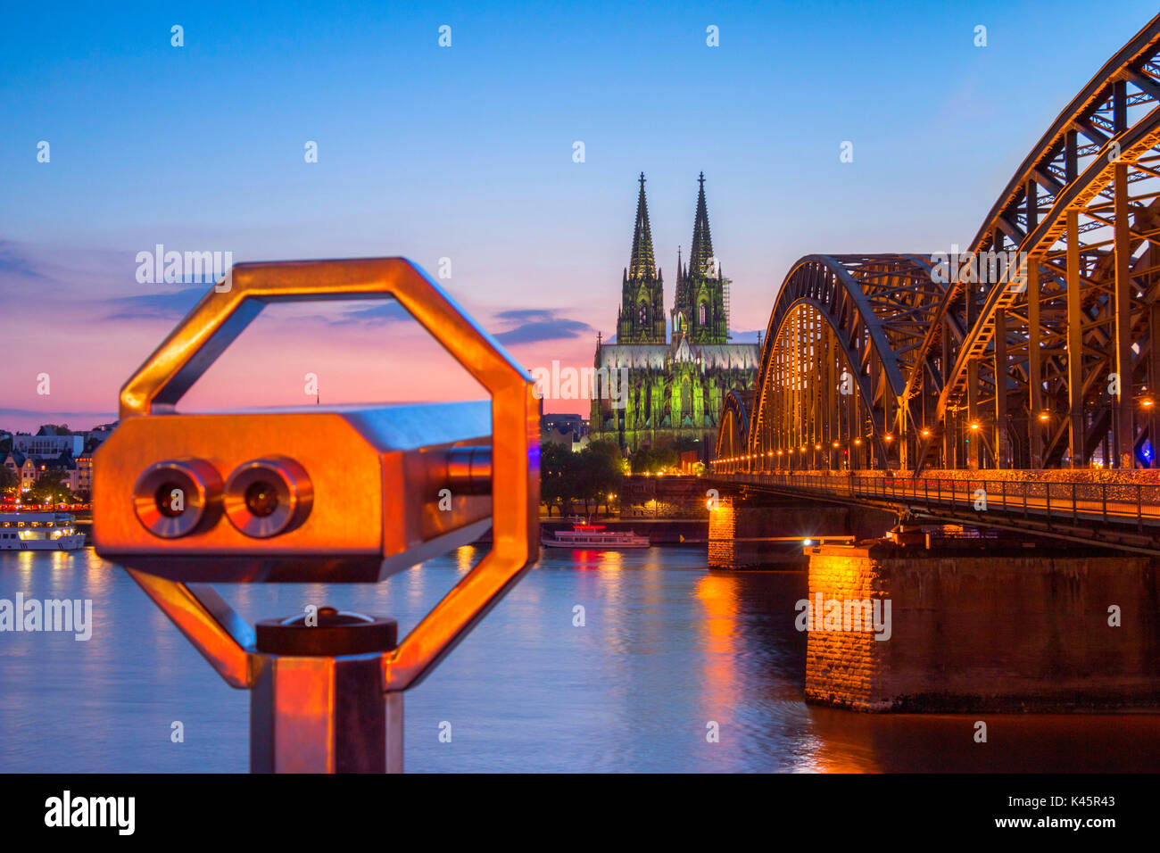 Hohenzoller ponte sul fiume Reno e la Cattedrale di Colonia con il binocolo al tramonto nella città di Colonia. La città di Colonia (Köln), il Land Renania settentrionale-Westfalia, in Germania, in Europa. Foto Stock