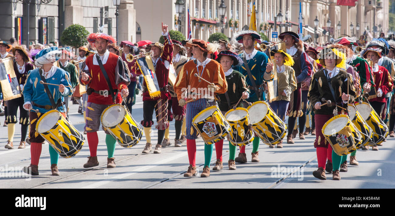 L'Oktoberfest a Monaco di Baviera è il mondo più grande festa della birra e all'apertura pubblica parade 9000 partecipanti prendono posto con bande musicali e cavalli Foto Stock
