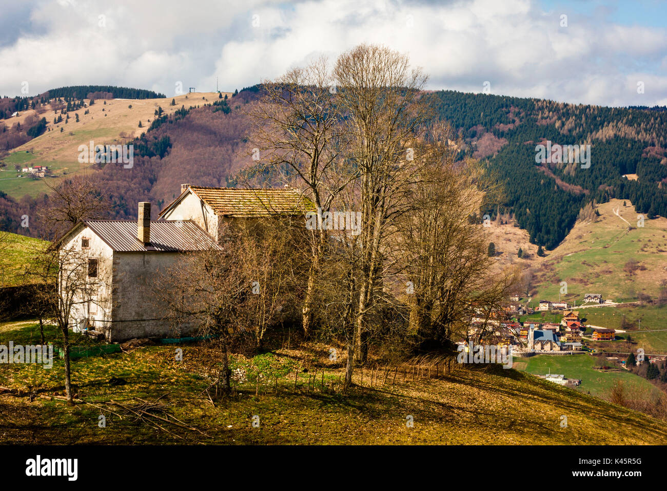 Abitazione, Foza, Altopiano di Asiago, provincia di Vicenza, Veneto, Italia. Vecchie case su una collina. Foto Stock