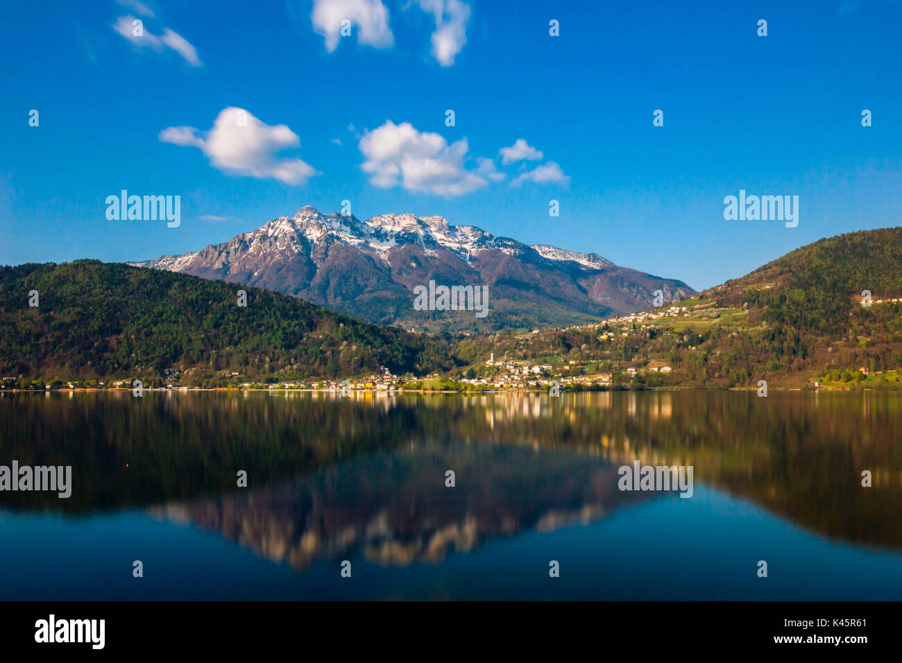 Riflessioni, il lago di Caldonazzo, in provincia di Trento, Trentino Alto Adige, Italia. . Foto Stock