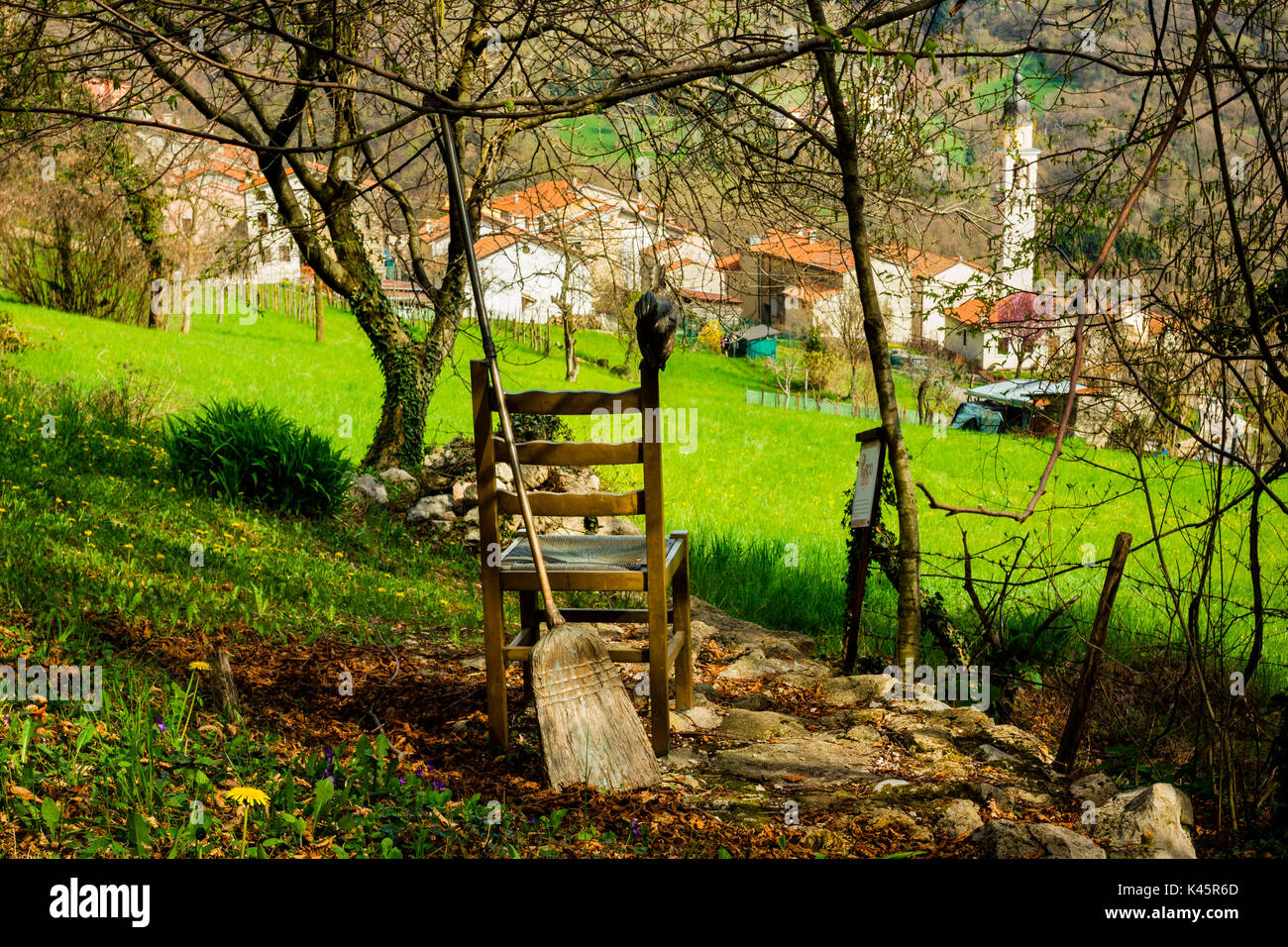 La scultura, Covolo, Lusiana, Altopiano di Asiago, provincia di Vicenza, Veneto, Italia. Illustrazione nel bosco. Foto Stock