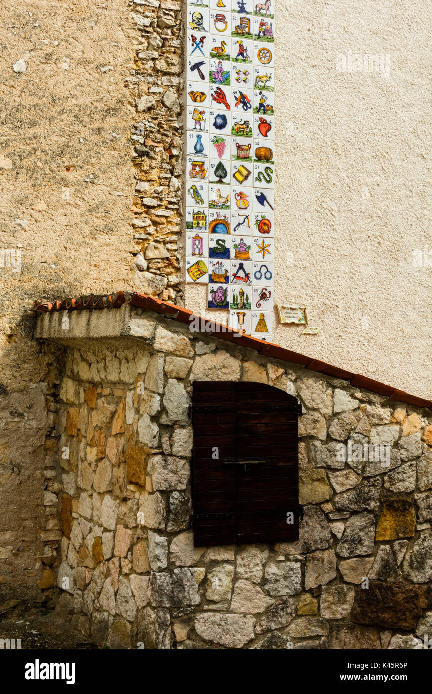 Ceramiche, Covolo, Lusiana, Altopiano di Asiago, provincia di Vicenza, Veneto, Italia. Piastrelle colorate sulla costruzione. Foto Stock