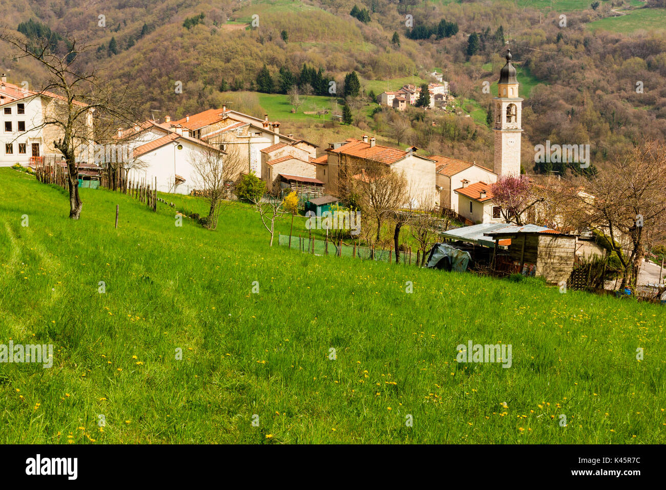 Villaggio Steeple, Covolo, Lusiana, Altopiano di Asiago, provincia di Vicenza, Veneto, Italia. Piccolo borgo di montagna nella valle di montagna. Foto Stock