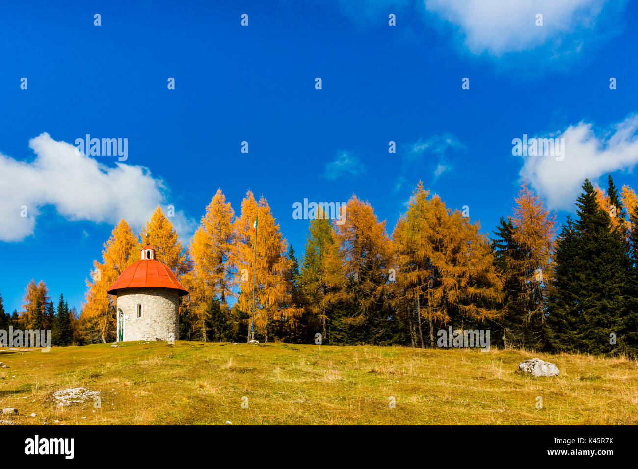 Santuario, Gallio, Altopiano di Asiago, provincia di Vicenza, Veneto, Italia. Il Santuario della Fossetta e larici in autunno Foto Stock