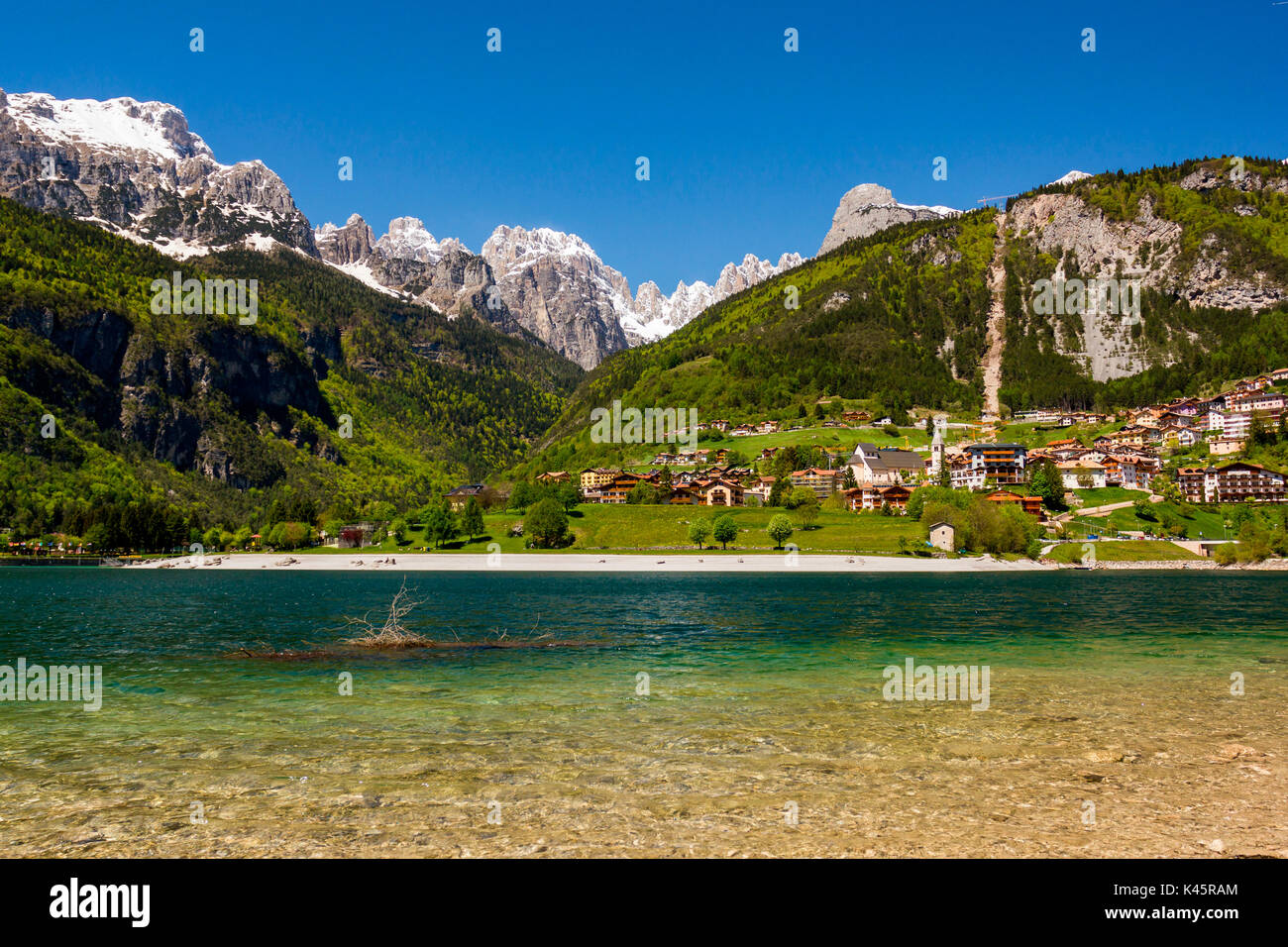 Molveno, in provincia di Trento, Trentino Alto Adige, Italia. Il lago di Molveno in primavera. Foto Stock