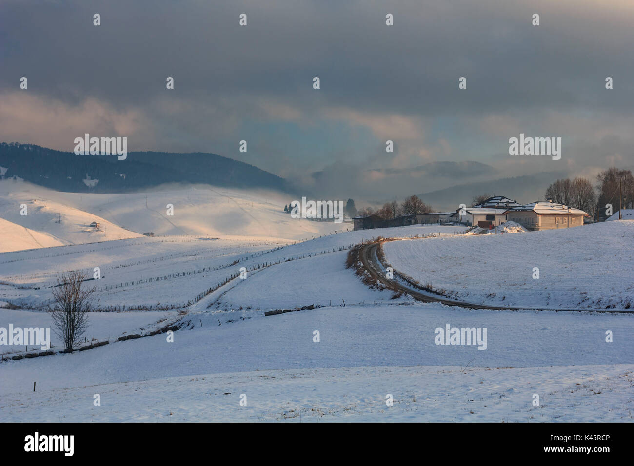 Agriturismi, Altopiano di Asiago, provincia di Vicenza, Italia, Europa. Agriturismi in inverno la neve e nebbia. Foto Stock