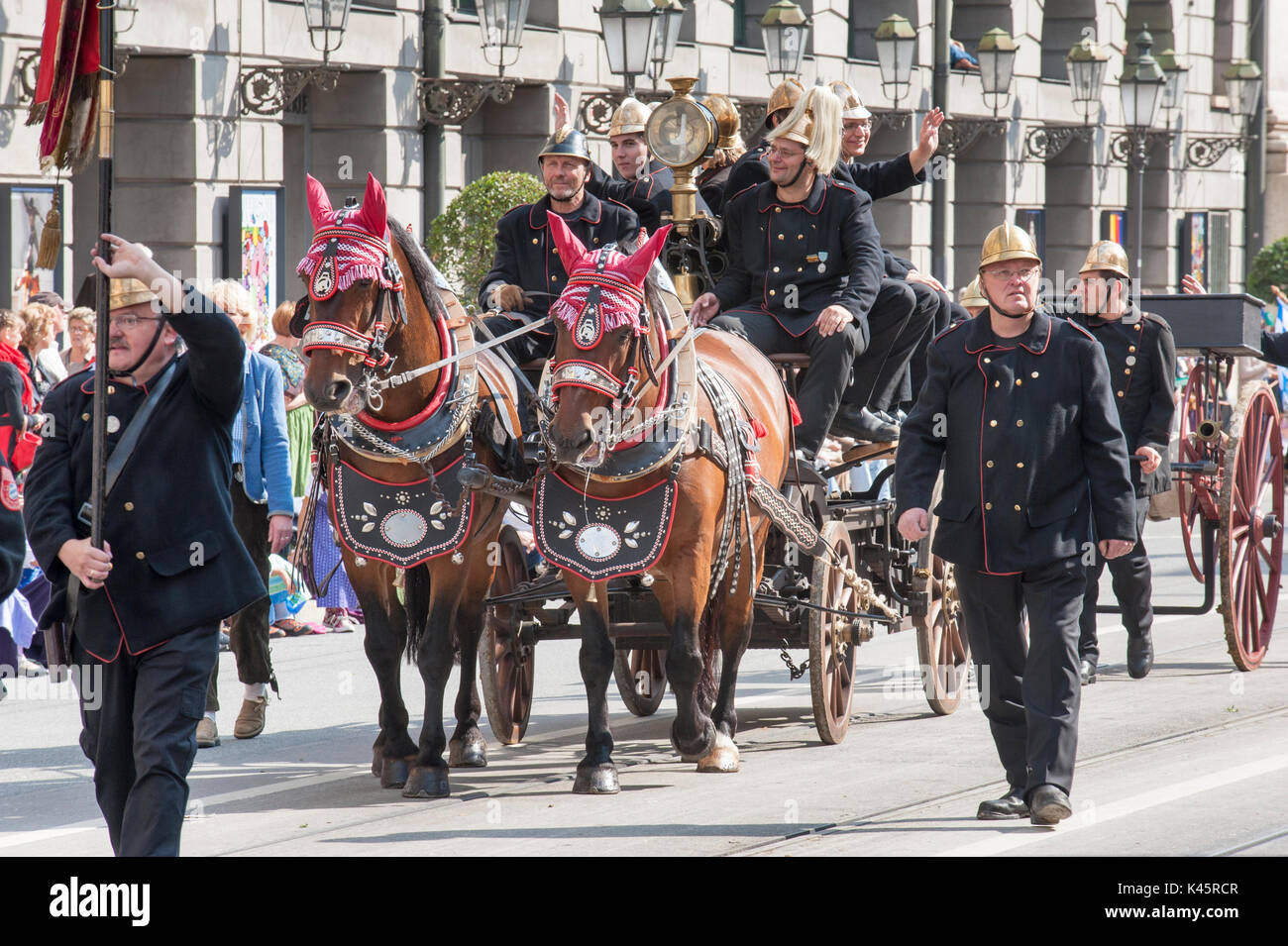 L'Oktoberfest a Monaco di Baviera è il mondo più grande festa della birra e all'apertura pubblica parade 9000 partecipanti prendono posto con bande musicali e cavalli Foto Stock