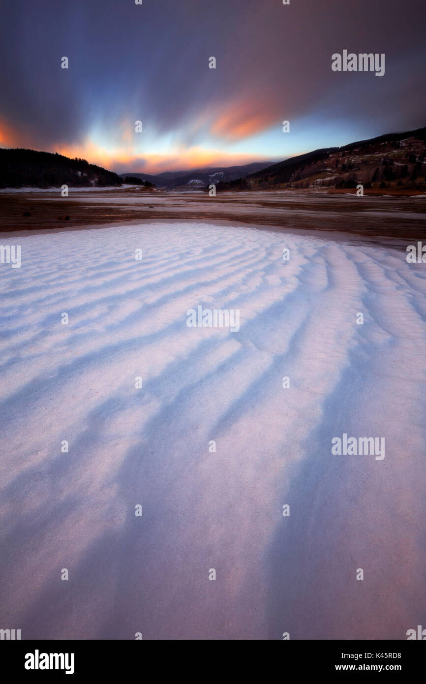 Lago Arvo, Parco Nazionale della Sila, Sila, Lorica, Cosenza, Calabria, Italia. Snowy rive nel lago Arvo Foto Stock