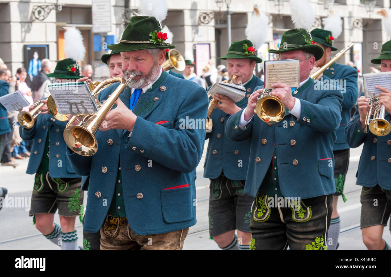 L'Oktoberfest a Monaco di Baviera è il mondo più grande festa della birra e all'apertura pubblica parade 9000 partecipanti prendono posto con bande musicali e cavalli Foto Stock