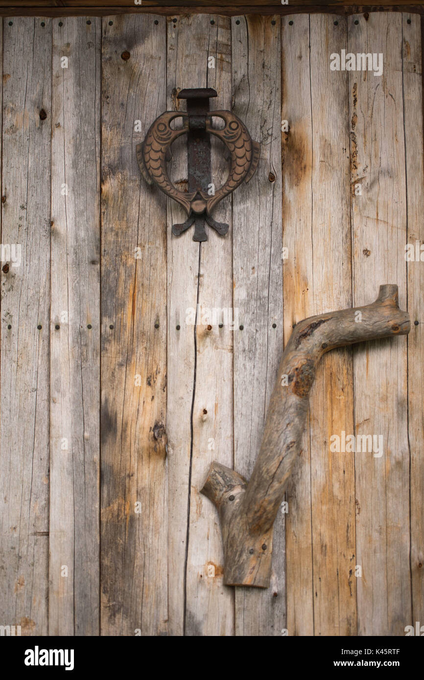 Porta con patina del tempo sulla superficie del log, Lapponia Foto Stock