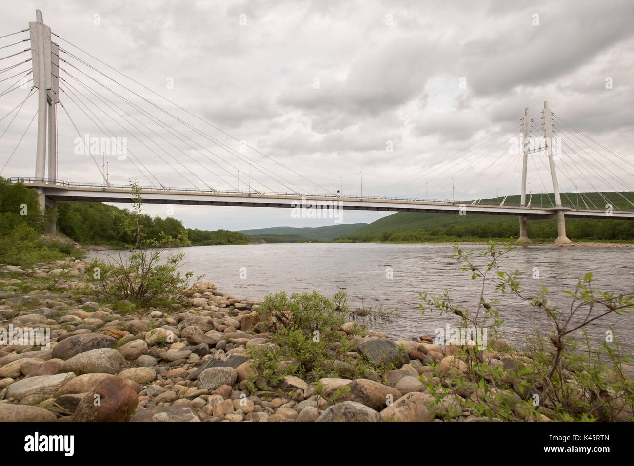 Il Sami ponte che attraversa il fiume Tana, Finnish-Norwegian frontiera, Utsjoki, Nord della Lapponia Foto Stock
