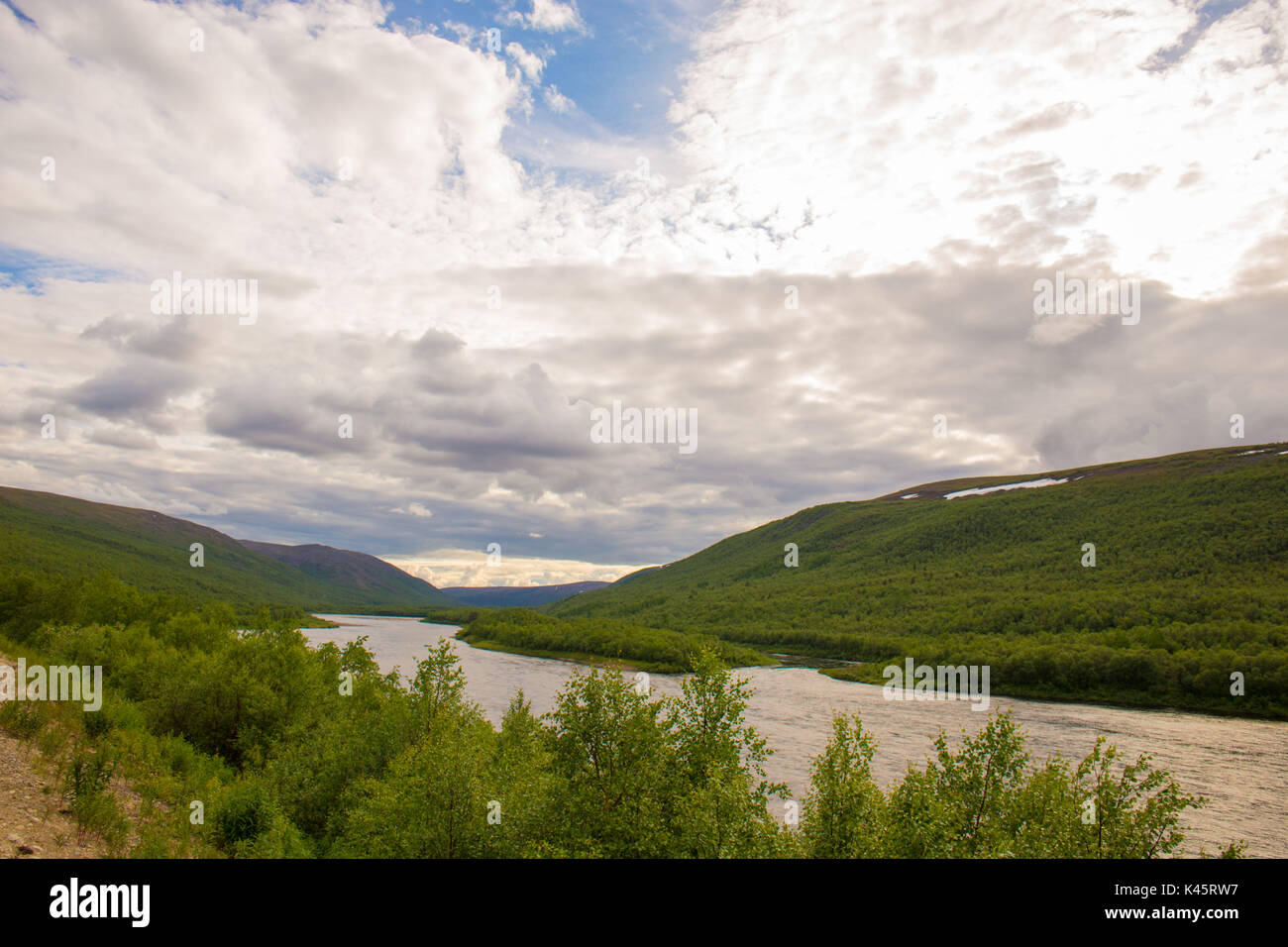 Fiume Tana, confine naturale tra la Finlandia e la Norvegia, Utsjoki, Lapponia settentrionale Foto Stock