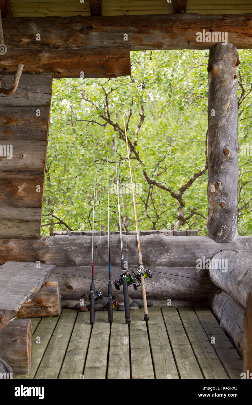 Canne da pesca e bobine sul portico in Lapponia Foto Stock