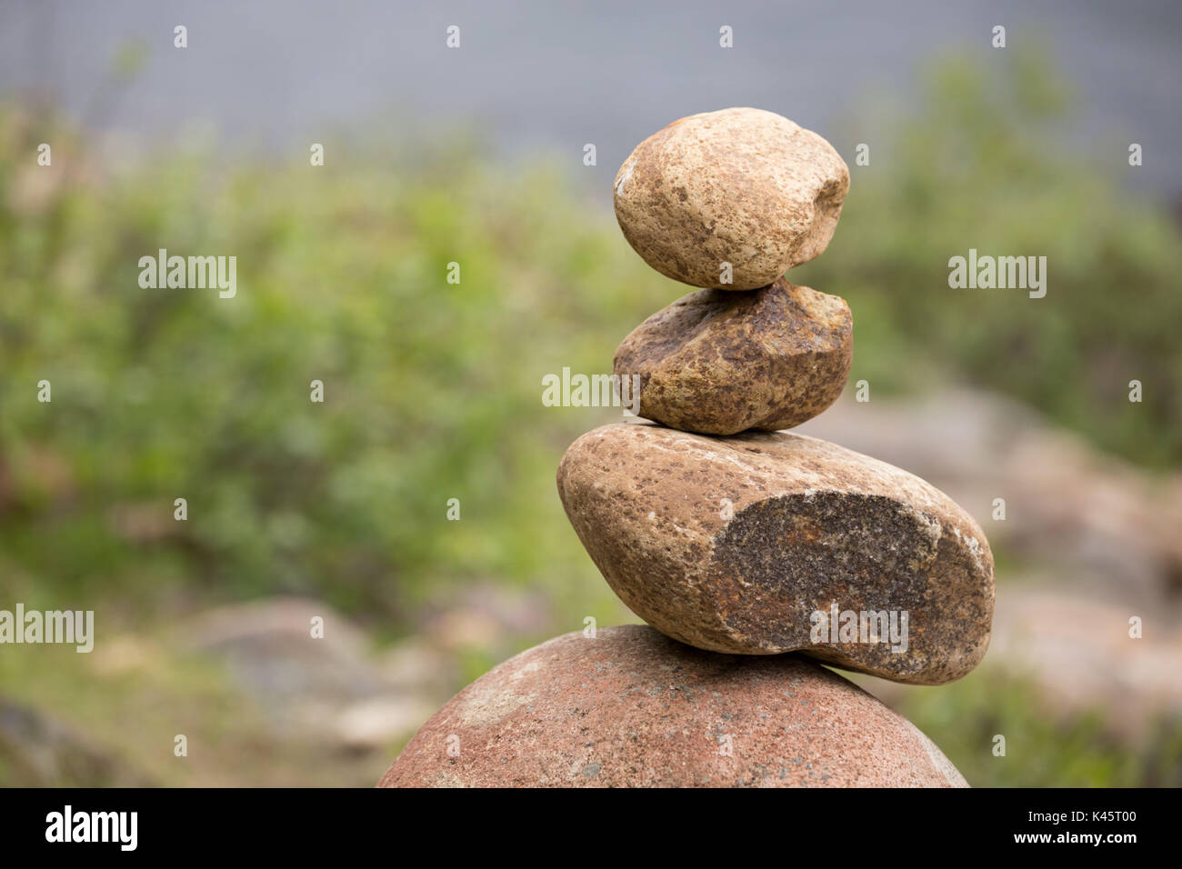 Torre di roccia di impilamento di rocce, Lapponia Foto Stock