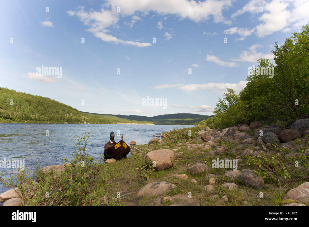 La barca di legno per la pesca al salmone sulla riva del fiume, il fiume Tana, confine naturale tra la Finlandia e la Norvegia Foto Stock