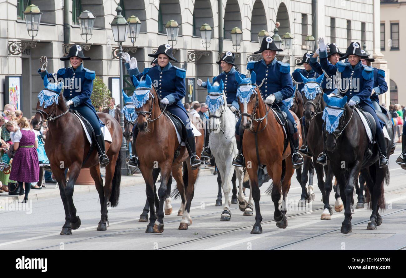 L'Oktoberfest a Monaco di Baviera è il mondo più grande festa della birra e all'apertura pubblica parade 9000 partecipanti prendono posto con bande musicali e cavalli Foto Stock