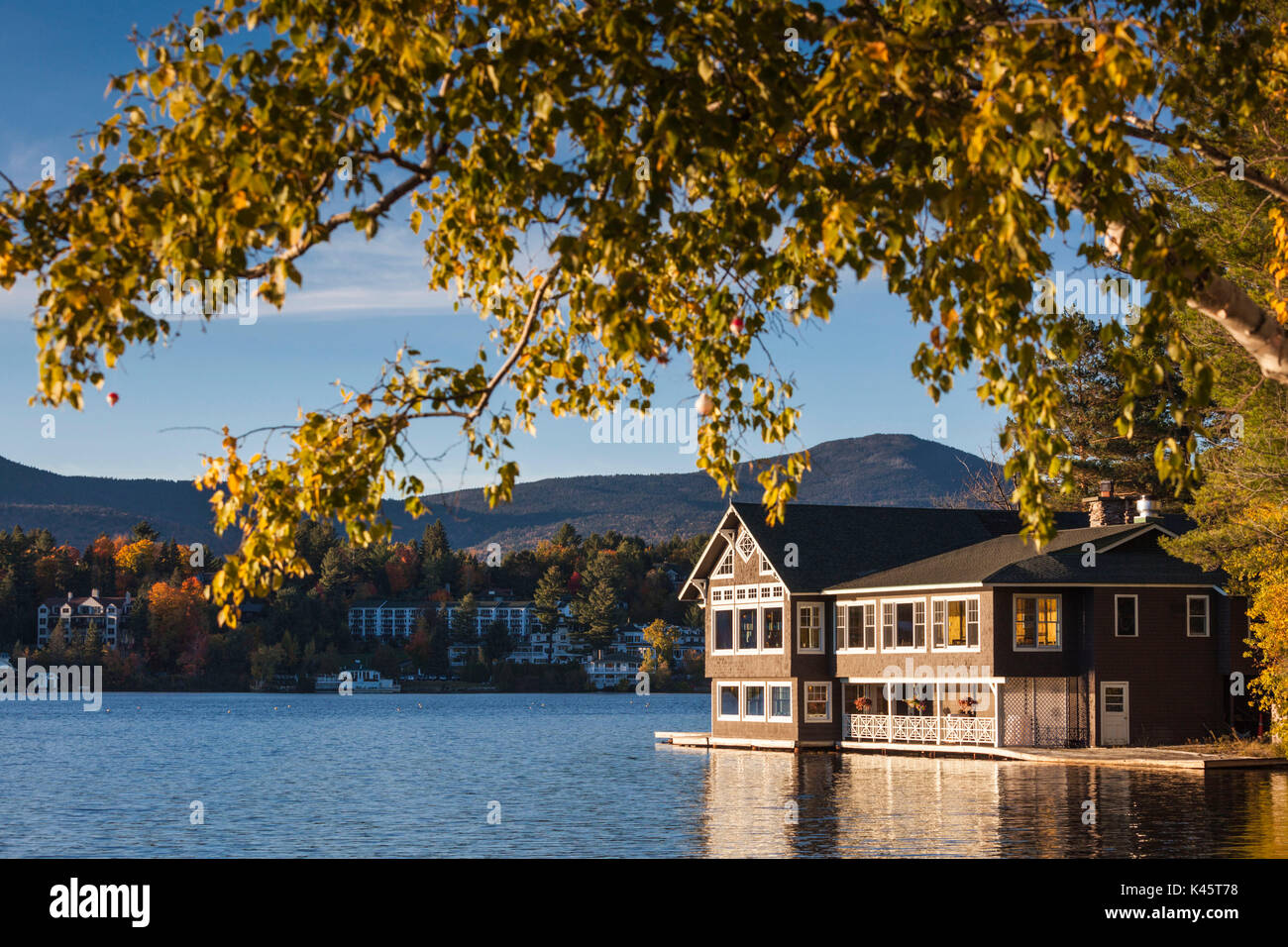 Stati Uniti d'America, New York, Montagne Adirondack, Lake Placid, Lake Placid Club Boathouse, ristorante sul lago a specchio, autunno Foto Stock