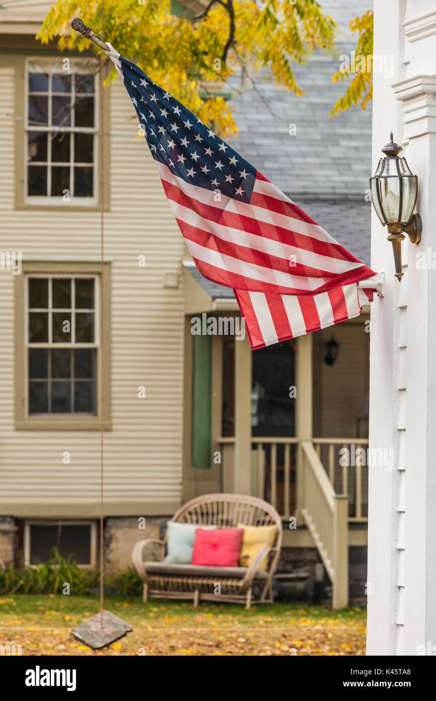 Stati Uniti d'America, New York, Montagne Adirondack, Essex, costruzione di dettaglio con noi bandiera Foto Stock