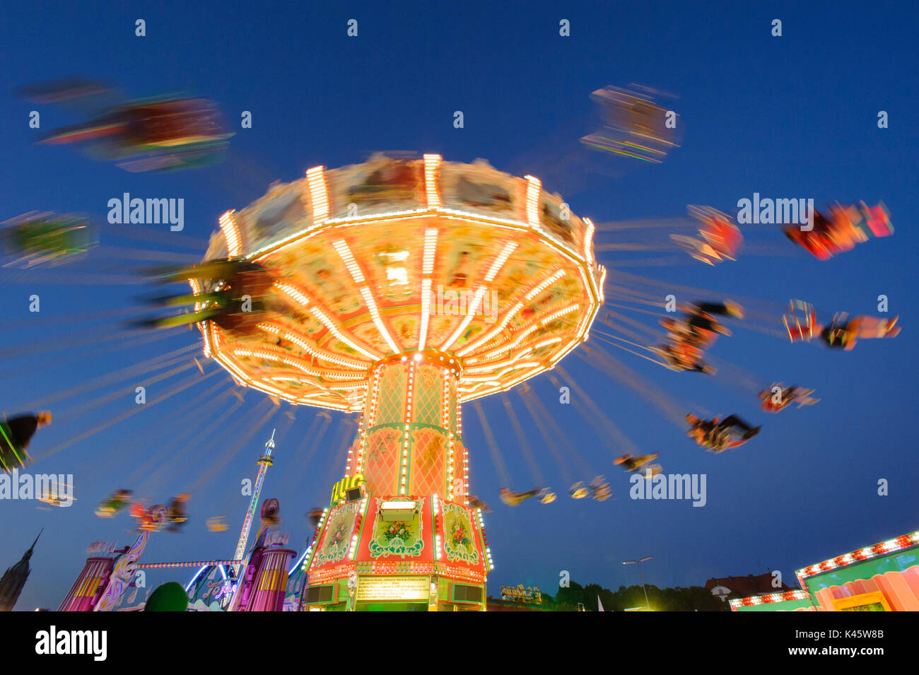 Oktoberfest a Monaco di Baviera è la più grande festa della birra del mondo con molti enorme birra tende, caroselli e capanne di divertimenti Foto Stock