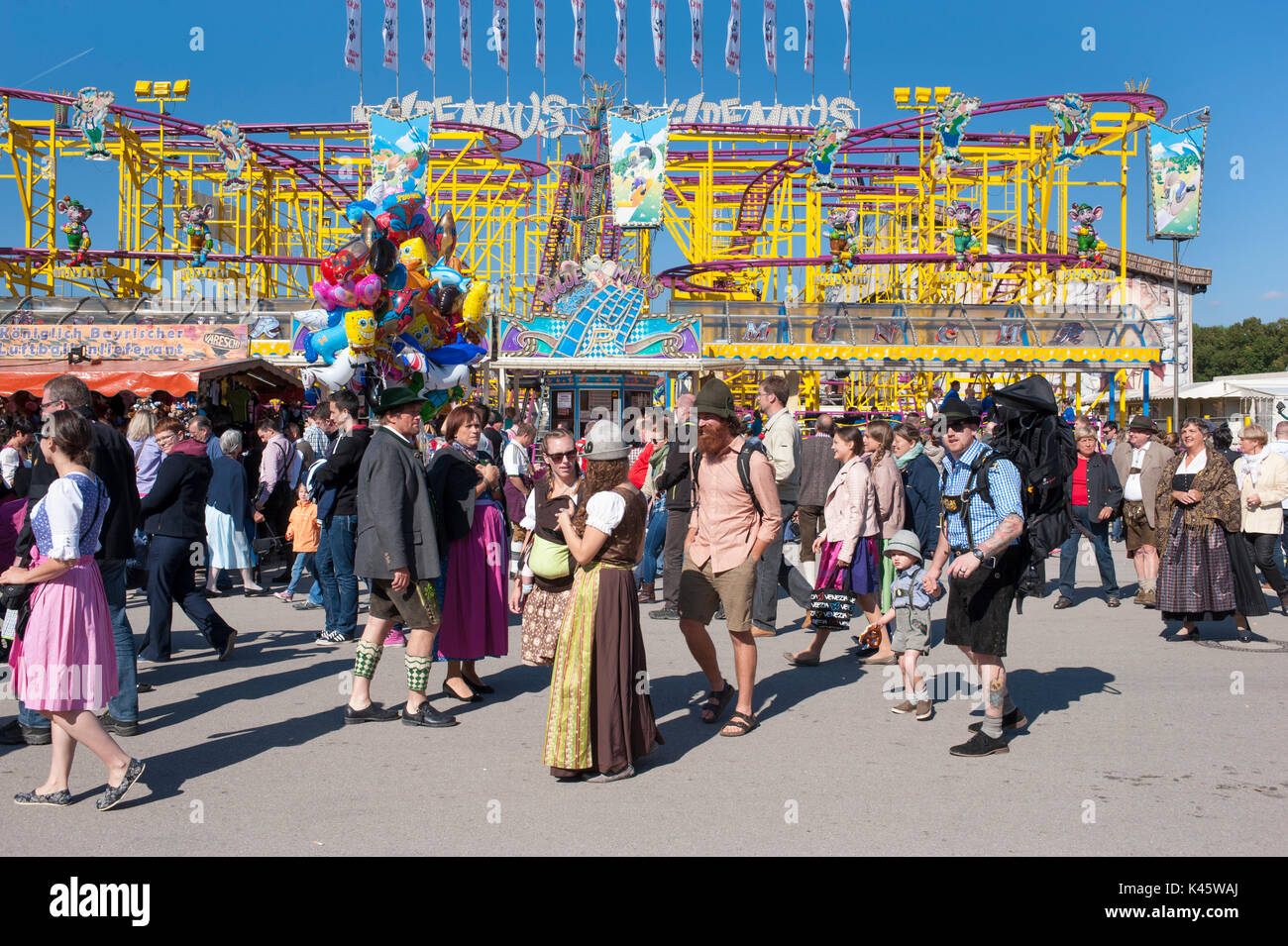 Oktoberfest a Monaco di Baviera è la più grande festa della birra del mondo con molti enorme birra tende, caroselli e capanne di divertimenti Foto Stock