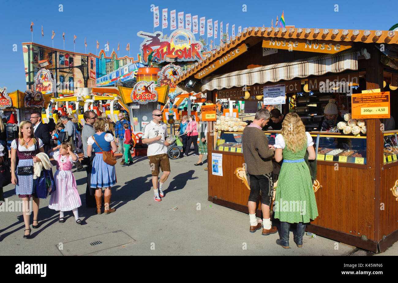 Oktoberfest a Monaco di Baviera è la più grande festa della birra del mondo con molti enorme birra tende, caroselli e capanne di divertimenti Foto Stock