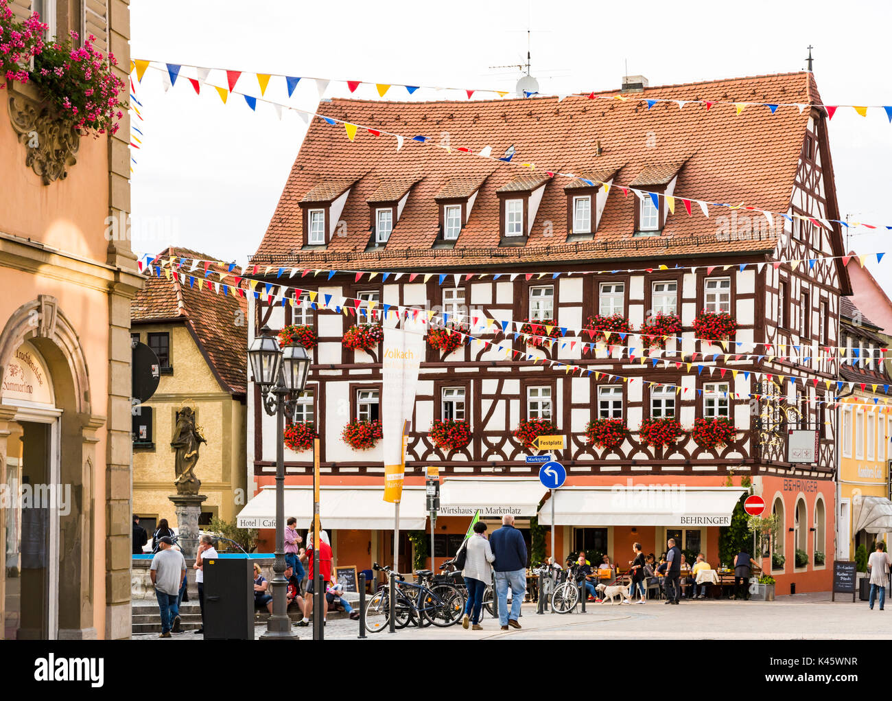 VOLKACH, Germania - 20 agosto: turisti presso la storica città vecchia di Volkach, Germania il 20 agosto 2017. Volkach è famosa per il suo annuale festival del vino Foto Stock