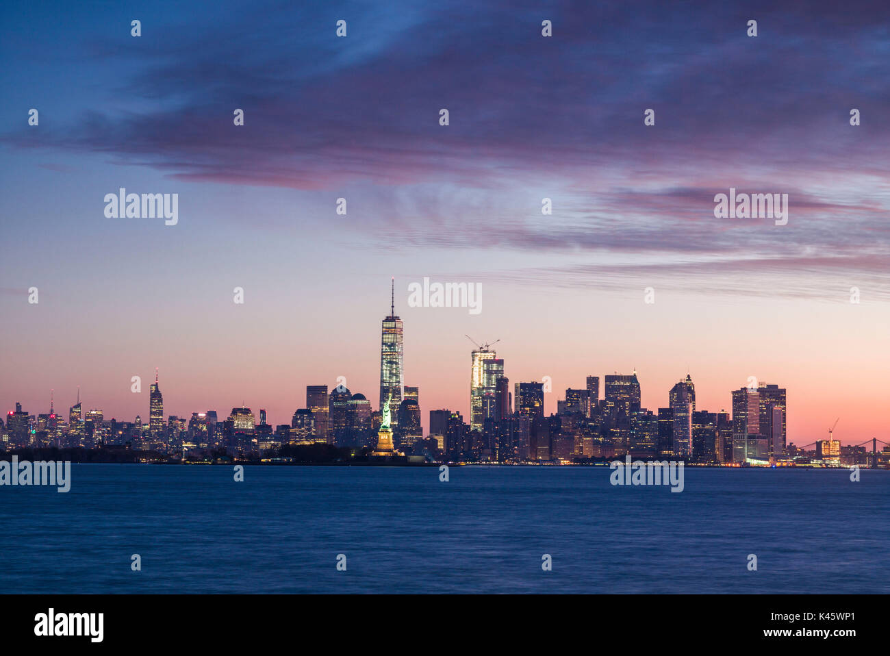 Stati Uniti d'America, New York New York City, la parte inferiore di Manhattan e la Statua della Libertà dal New Jersey, alba Foto Stock