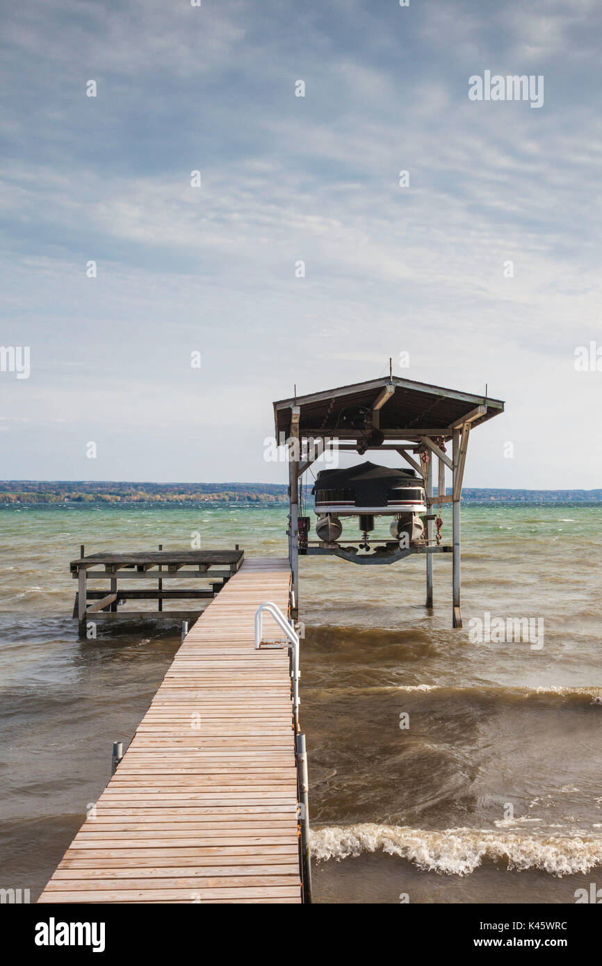 Stati Uniti d'America, New York, Regione dei Laghi Finger, La Fayette, piloni in barca sul lago Cayuga Foto Stock