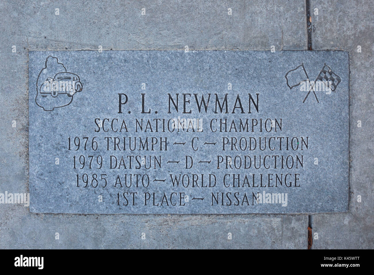 Stati Uniti d'America, New York, Regione dei Laghi Finger, Watkins Glen, Sports Car Racing Walk of Fame, il monumento al corridore e attore Paul Newman Foto Stock