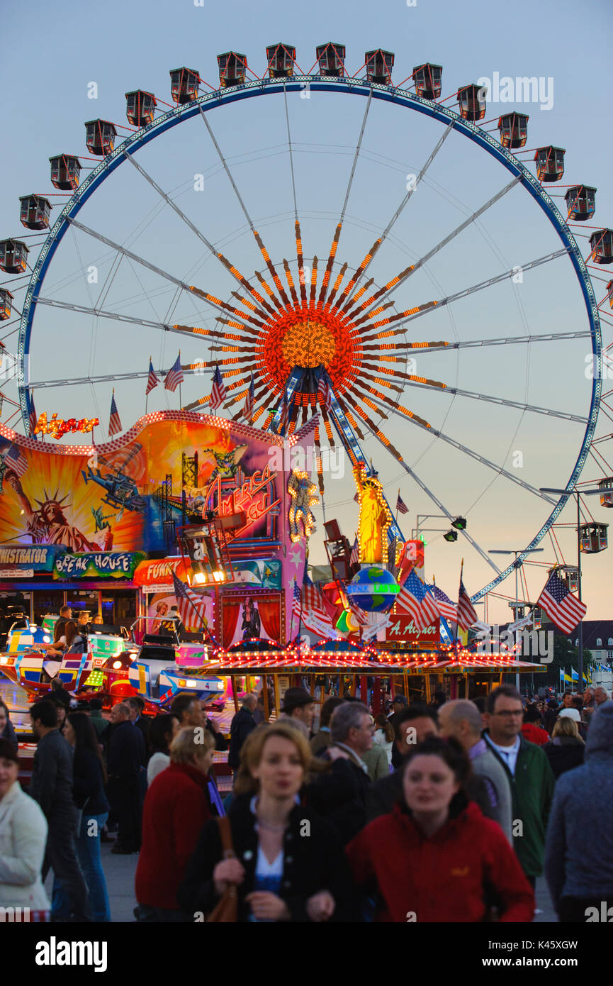 Oktoberfest a Monaco di Baviera è la più grande festa della birra del mondo con molti enorme birra tende, caroselli e capanne di divertimenti Foto Stock