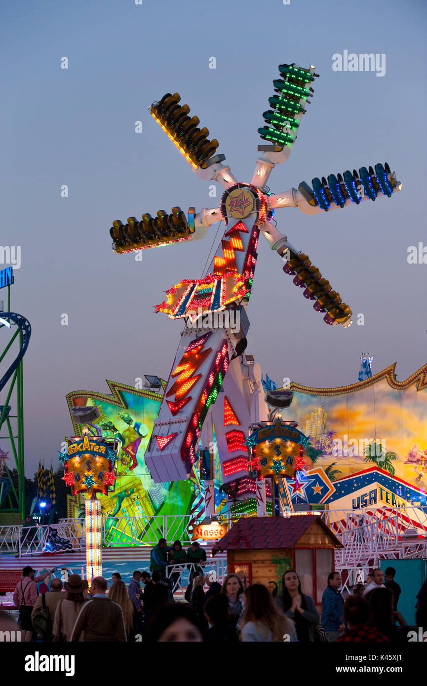 Oktoberfest a Monaco di Baviera è la più grande festa della birra del mondo con molti enorme birra tende, caroselli e capanne di divertimenti Foto Stock