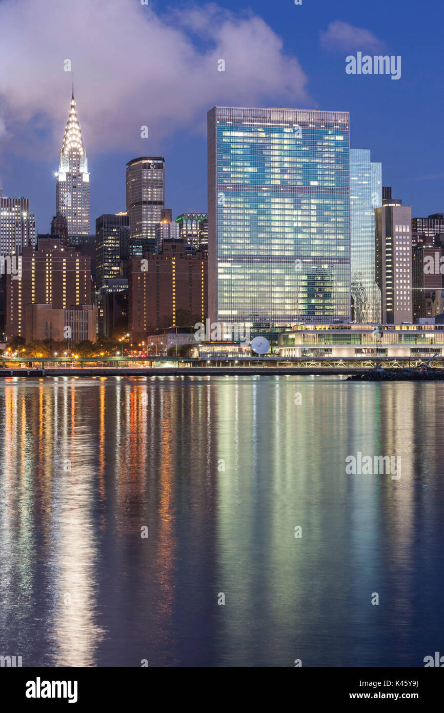 Stati Uniti d'America, New York New York City, Città di Long Island, Mid town Manhattan skyline con palazzo dell'ONU, alba Foto Stock