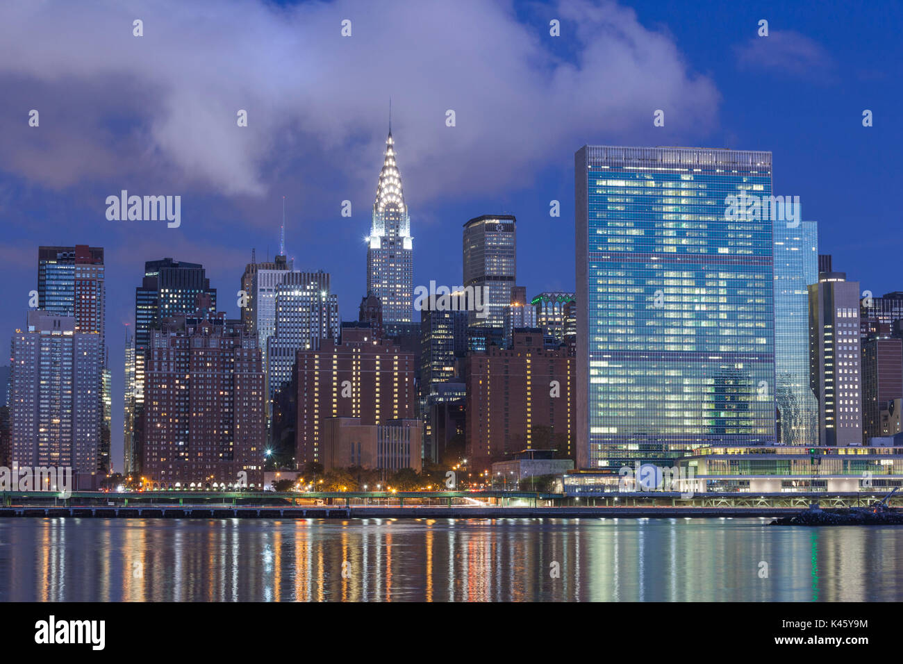 Stati Uniti d'America, New York New York City, Città di Long Island, Mid town Manhattan skyline con palazzo dell'ONU, alba Foto Stock