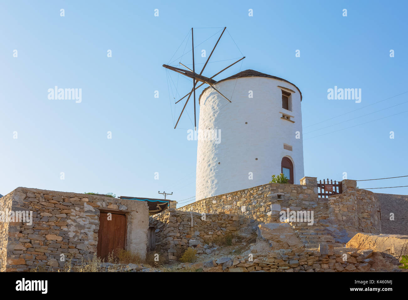 Mulino a vento tradizionale sulla parte superiore di San Georgio collina di Ano SIROS, CICLADI Grecia. Ci sono diversi mulini a vento tradizionali sparse in campagna Foto Stock