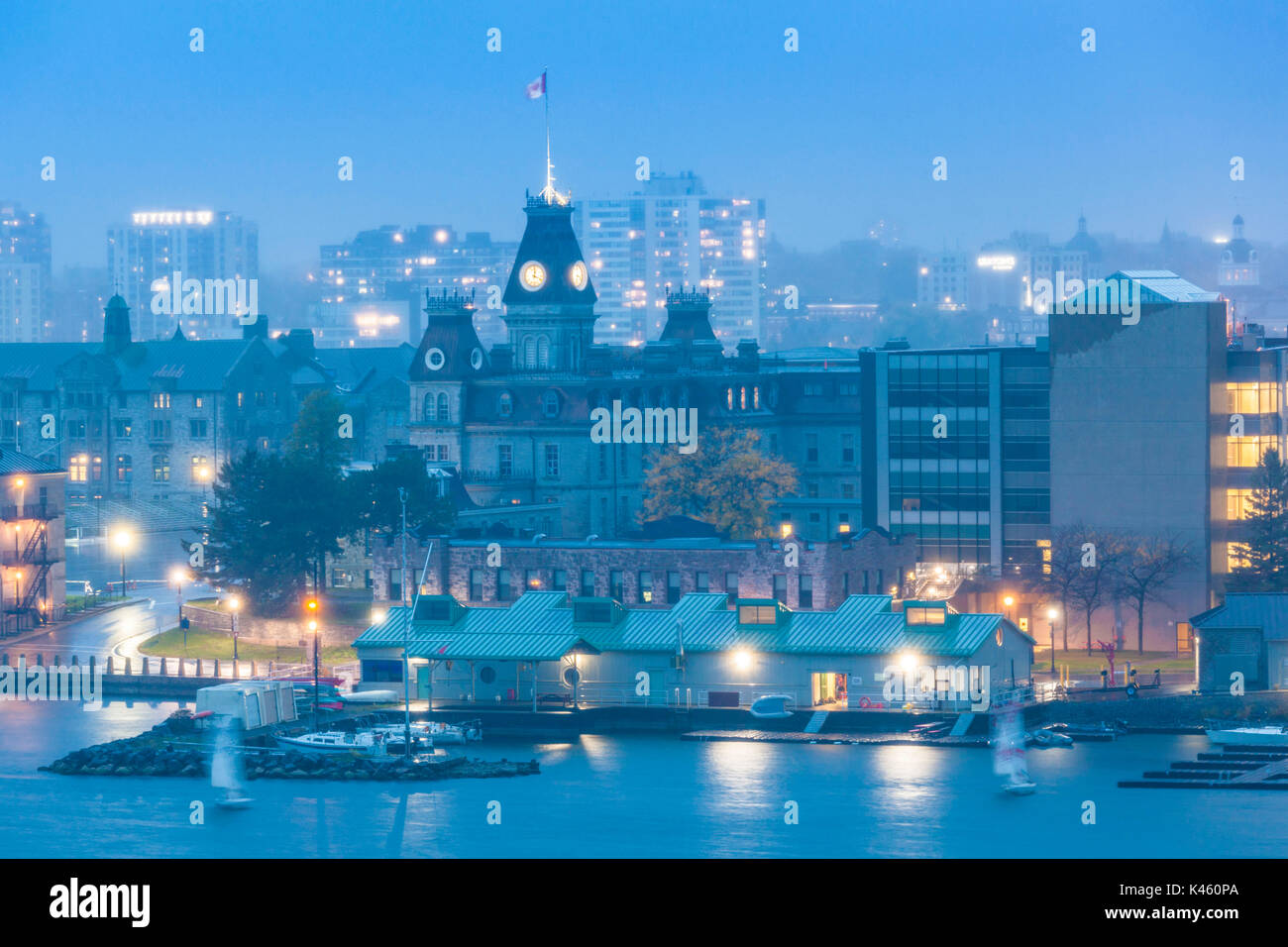Canada Ontario, le Mille Isole Regione, Kingston, elevati vista città, crepuscolo Foto Stock