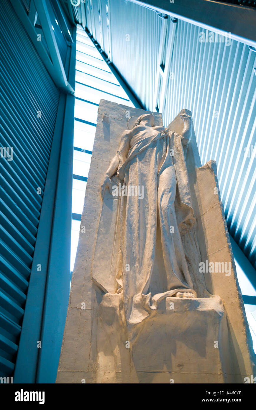 Canada Ontario, Ottawa, capitale del Canada, il Museo della Guerra Canadese Hall di rigenerazione, statue in gesso del canadese Vimy Memorial in Francia da artista Walter Seymour Allward Foto Stock