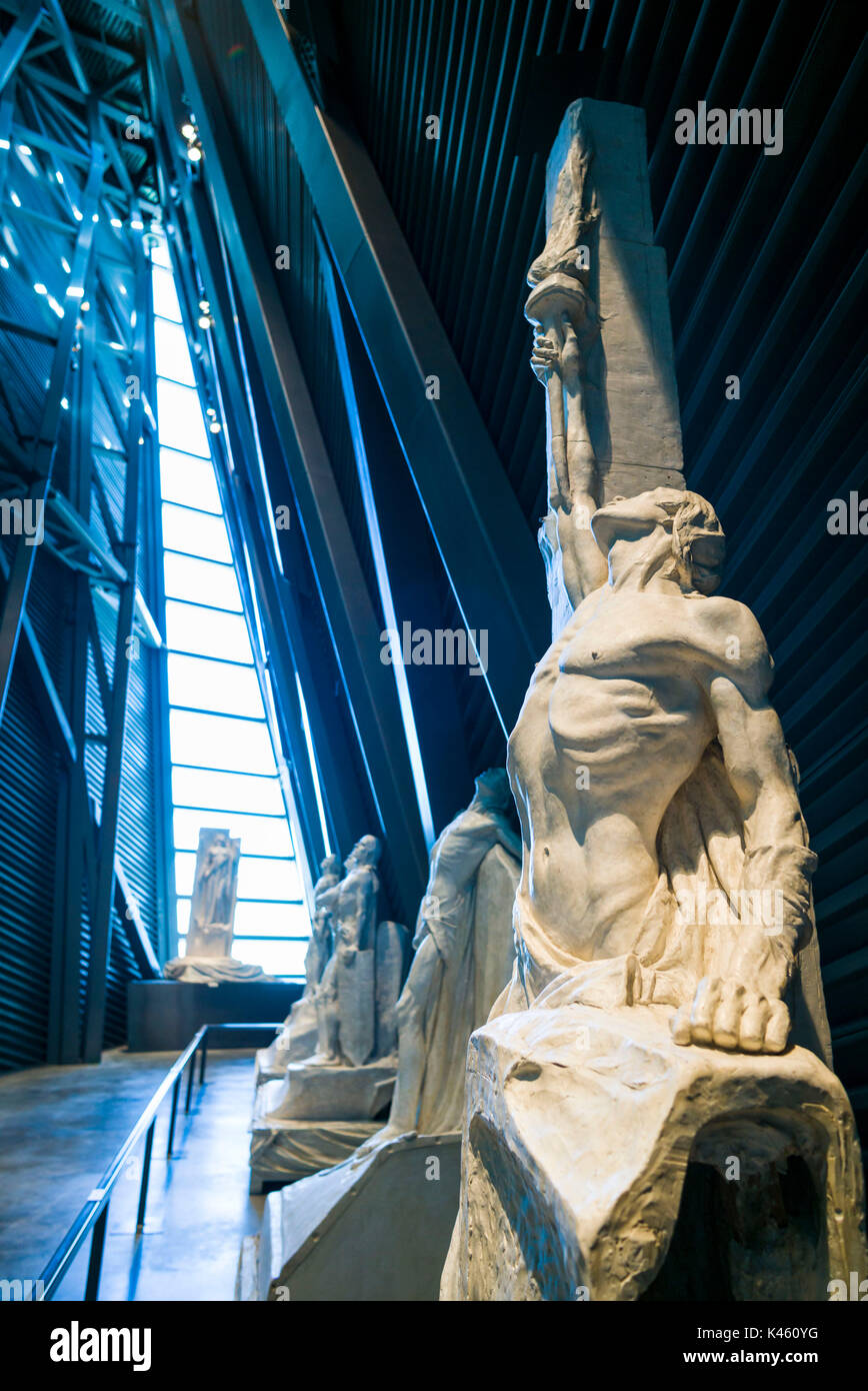 Canada Ontario, Ottawa, capitale del Canada, il Museo della Guerra Canadese Hall di rigenerazione, statue in gesso del canadese Vimy Memorial in Francia da artista Walter Seymour Allward Foto Stock