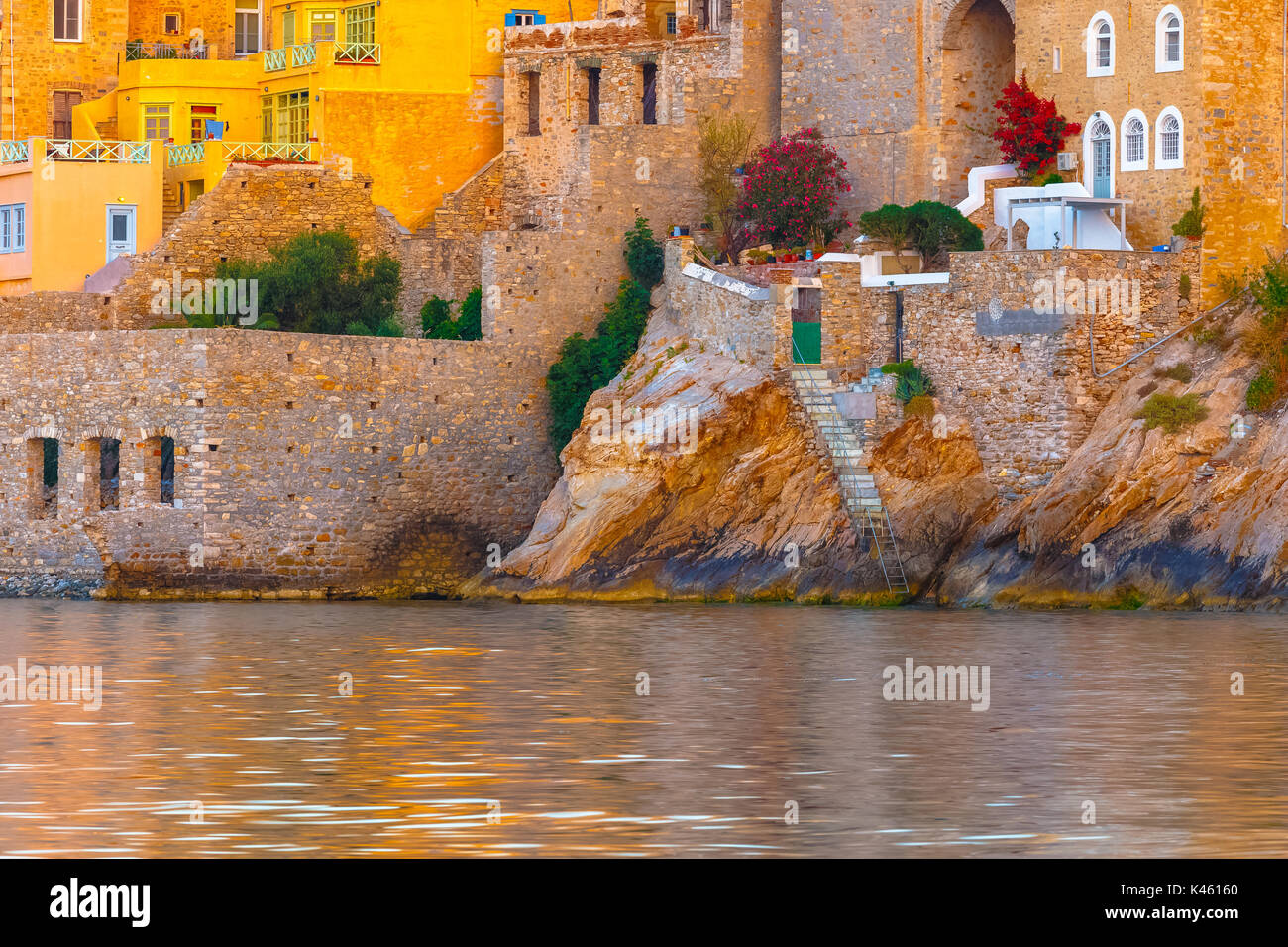 Ermoupolis in Syros Island con Vaporia area e case tradizionali al tramonto o la mattina presto prima dell'alba o al tramonto, Grecia Foto Stock