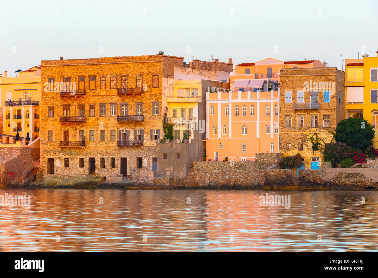 Ermoupolis in Syros Island con Vaporia area e case tradizionali al tramonto o la mattina presto prima dell'alba o al tramonto, Grecia Foto Stock