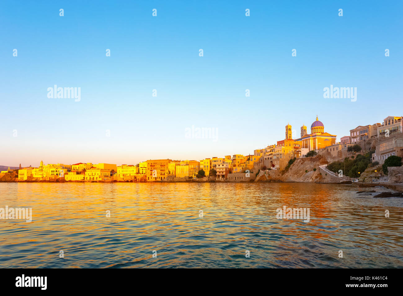 Ermoupolis in Syros Island con Vaporia area e case tradizionali al tramonto o la mattina presto prima dell'alba o al tramonto, Grecia Foto Stock