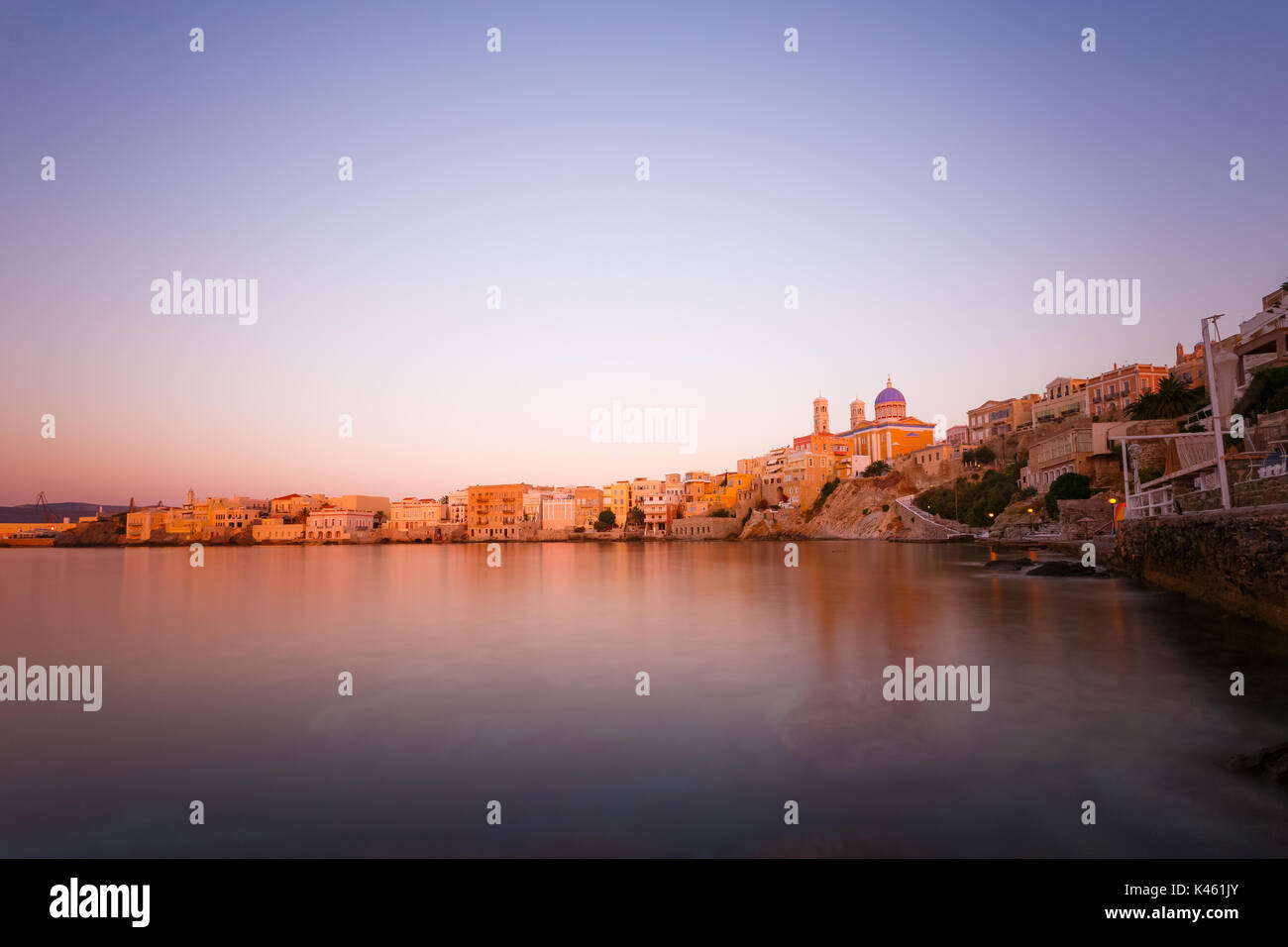 Ermoupolis in Syros Island con Vaporia area e case tradizionali al tramonto o la mattina presto prima dell'alba o al tramonto, Grecia Foto Stock
