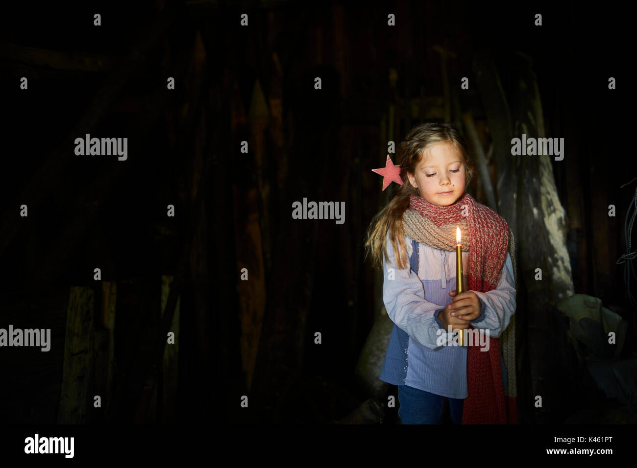 Granaio, la bambina con la candela, sorriso, semi-ritratto, Foto Stock